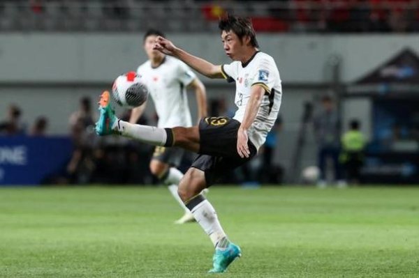 九游娱乐 国足定位球特训缺关键左脚 申花中场暂不离队